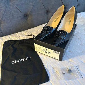 AUTHENTICATED Vintage Chanel "Classic Pump" with Camellia